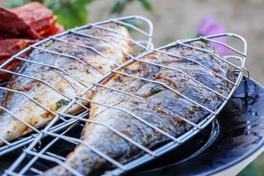 Fische mit Fischzange gegrillt