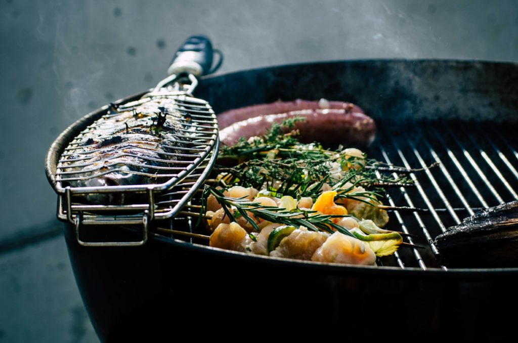 Fisch, Gemüse, Fleisch zum Grillen