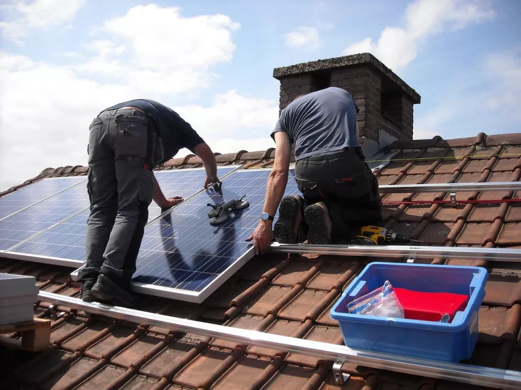 Solar-Panelen Montage auf dem Dach