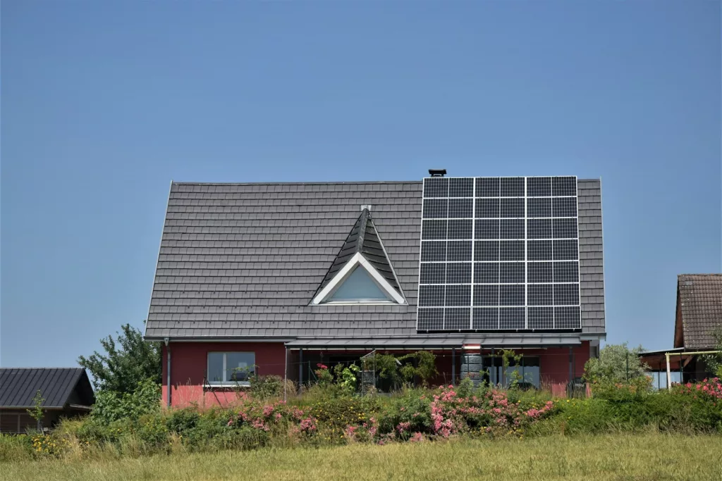 Einfamilienhaus mit Solarpanelen auf dem Dach