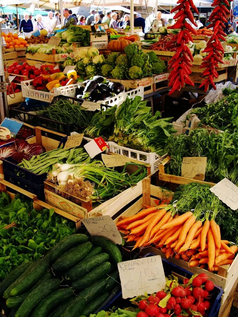 Bauernmarkt mit frischem Gemüse